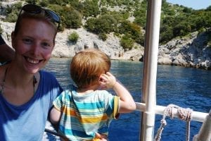 Antje Wiebracht mit ihrem Sohn auf einem Boot in Kroatien.
