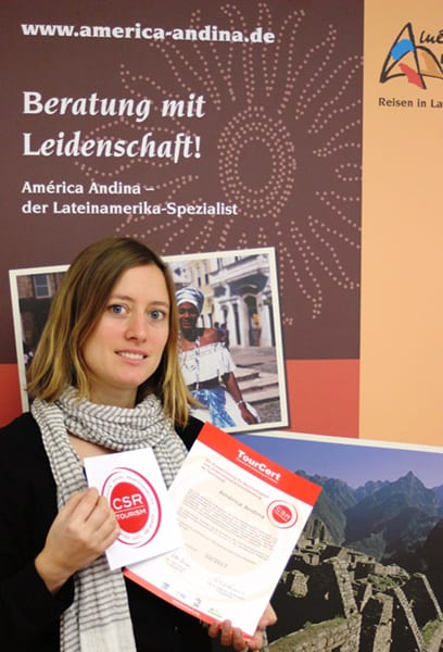 Reisespezialistin und CSR Beauftragte Cornelia mit dem CSR Siegel und der Urkunde
