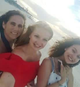 Germaine Fonseca, Franziska Götte und Giuliana auf Kuba am Strand.
