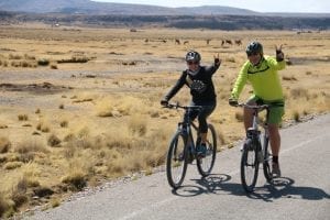 Zwei Biker radeln im Hochland von Puno, Peru.