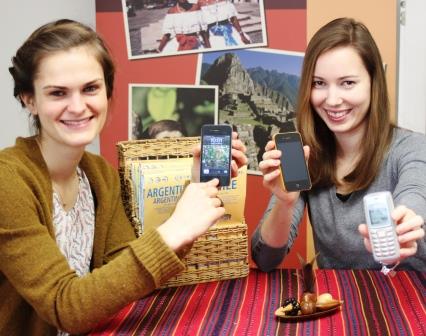 Reisespezialistinnen Juliane und Jana zeigen Ihre Handys