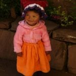 Kind mit traditioneller Kopfbedeckung in Peru