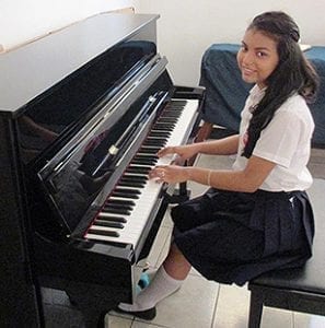 Sara am Klavier