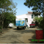 Ein Lastwagen fährt zu einem Haus in Nicaragua