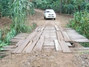 Auto fährt über eine selbstgebaute Brücke aus Holz