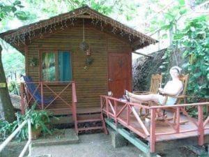 Touristin sitzt vor einer Lodge ein Nicaragua