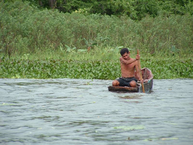 Einheimischer Mann rudert über den Nicaragua See