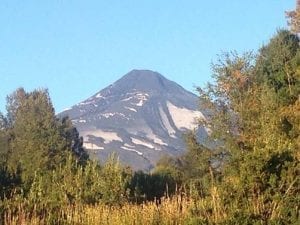 Vulkan Villarrica speit Lava und heißes Gestein in Chile